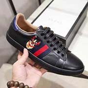 。官網。情侶款 全套包裝 黑色狗年狗頭高等版 此款為小白鞋黑色高等版。請各位老板看清楚我家鞋子的走線。肯定高等『 Gucci 』古奇 Ace Sneakers小白鞋 再次顛覆了傳統小白鞋的設計 N多明