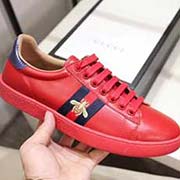 . 情侶款 高等版本。古奇小蜜蜂紅色經典高等版。此款為小白鞋經典款。全套包裝請各位老板看清楚我家鞋子的走線。肯定高等『 Gucci 』古奇 Ace Sneakers小白鞋 再次顛覆了傳統小白鞋的設計