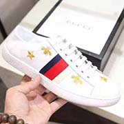 。古奇小白鞋情侶高等版。此款為古奇電繡小白鞋。全套包裝 請各位老板看清楚我家鞋子的走線。肯定高等『 Gucci 』古奇 Ace Sneakers小白鞋 再次顛覆了傳統(tǒng)小白鞋的設(shè)計(jì) N多明星有演繹過 瞬