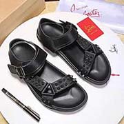  Christian Loubotin紅底鞋/CL/克里斯蒂娜·魯布托 標準碼：男碼38/4445可以訂做 等級： 品質 材料：牛皮打柳釘 羊皮內里。原版橡膠大底 款式類別：涼鞋系列 百搭舒適 顏色：