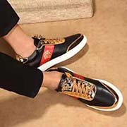 羊皮內(nèi)里范思 奢華品質(zhì) 經(jīng)典美人頭 設(shè)計(jì)師在每一期都專(zhuān)業(yè)打造出范思哲美人頭每一款休閑鞋風(fēng)格不一。此期設(shè)計(jì)鞋面采用頭層亮皮盡顯奢華尊貴 頭層羊皮內(nèi)里舒適透氣 上腳高等次 特殊大底土豪打造出來(lái)的 奢華的舒