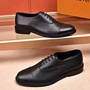  羊里LV·路易威登 2018年主推 貨： 官網直營店有售！ 此款充分展現設計師的神作！ 歐一洲專柜同步 男士高等西裝鞋高等大氣很流行的樂福男人味風格材質特點： 鞋面采用 純意大利進口頭層小牛皮 內里