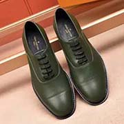  羊里LV·路易威登 2018年主推 貨： 官網直營店有售！ 此款充分展現設計師的神作！ 歐一洲專柜同步 男士高等西裝鞋高等大氣很流行的樂福男人味風格材質特點： 鞋面采用 純意大利進口頭層小牛皮 內里