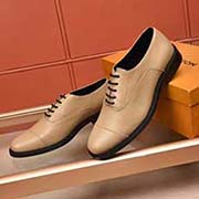  羊里LV·路易威登 2018年主推 貨： 官網直營店有售！ 此款充分展現設計師的神作！ 歐一洲專柜同步 男士高等西裝鞋高等大氣很流行的樂福男人味風格材質特點： 鞋面采用 純意大利進口頭層小牛皮 內里