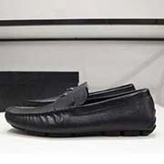  普拉達 PRADA 專柜新款豆豆鞋 高等原版復刻 做工精致嚴謹 細節(jié)無可挑剔 原廠進口十字紋牛皮 超耐磨防滑橡膠大底 頭層豬皮內(nèi)里 高等高等貨 質(zhì)量無與倫比。38-44碼 黑蘭兩色