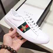 。古奇小白鞋情侶高等版。此款為古奇小白鞋經典春夏款。全套包裝 請各位老板看清楚我家鞋子的走線?？隙ǜ叩取?Gucci 』古奇 Ace Sneakers小白鞋 再次顛覆了傳統小白鞋的設計 N多明星有演繹