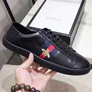。古奇小白鞋情侶高等版。此款為古奇小白鞋經典春夏款。全套包裝 請各位老板看清楚我家鞋子的走線?？隙ǜ叩取?Gucci 』古奇 Ace Sneakers小白鞋 再次顛覆了傳統小白鞋的設計 N多明星有演繹