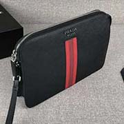 PRADA男士手包 專柜新款式 官網(wǎng)同步 2VF056 黑紅色彩帶十字紋 意大利高等原單十字紋牛皮質(zhì)感極好 內(nèi)里進口專用布配納帕牛皮 原廠進口槍色字嘜 白鋼五金配件