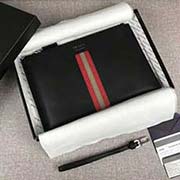 PRADA限量版男士手包 專柜新款式 官網同步 2NG005 黑紅灰彩帶鱷魚皮 意大利高等原單十字紋牛皮質感極好 內里進口羊皮 原單Lampo拉鏈 原單 彩帶鱷魚皮更顯高等 長28cm高18cm