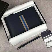 PRADA限量版男士手包 專(zhuān)柜新款式 官網(wǎng)同步 2NG005 深藍(lán)灰藍(lán)彩帶鱷魚(yú)皮 意大利高等原單十字紋牛皮質(zhì)感極好 內(nèi)里進(jìn)口羊皮 原單Lampo拉鏈 原單 彩帶鱷魚(yú)皮更顯高等 長(zhǎng)28cm高18cm