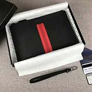 PRADA限量版男士手包 專柜新款式 官網同步 2NG005 黑色紅色彩帶鱷魚皮 意大利高等原單十字紋牛皮質感極好 內里進口羊皮 原單Lampo拉鏈 原單 彩帶鱷魚皮更顯高等 長28cm高18cm