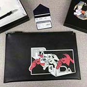 2018新漫畫印象系列PRADA限量版男士手包 專柜新款式 官網同步 2NG001 黑色漫畫印象 意大利高等原單十字紋牛皮質感極好 內里進口羊皮 原單Lampo拉鏈 原單 融入漫畫元素的設計 長3