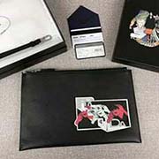 2018新漫畫印象系列PRADA限量版男士手包 專柜新款式 2NG005 黑色漫畫印象 意大利高等原單十字紋牛皮質(zhì)感極好 內(nèi)里進口羊皮 原單Lampo拉鏈 原單 融入漫畫元素的設(shè)計 長28cm高1