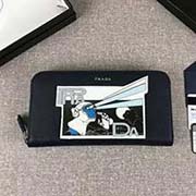 2018新漫畫(huà)印象系列PRADA男士單拉鏈錢(qián)包 專(zhuān)柜新款式 官網(wǎng)同步 2ML317 深藍(lán)漫畫(huà)印象 意大利高等原單十字紋牛皮質(zhì)感極好 融入漫畫(huà)元素的設(shè)計(jì)