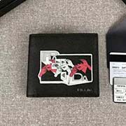 2018新漫畫印象系列PRADA男士短款錢夾 專柜新款式 官網同步 2M0513 黑色漫畫印象 意大利高等原單十字紋牛皮質感極好 融入漫畫元素的設計 長11cm高9cm