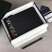 PRADA限量版手包 專柜新款式 官網同步 2NG005 黑色 意大利高等原單十字紋牛皮質感極好 內里進口羊皮 原單Lampo拉鏈 原單 特別的大字嘜設計凸顯個性 時尚 長28cmx高18cm