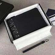 PRADA限量版手包 專柜新款式 官網(wǎng)同步 2NG005 黑色 意大利高等原單十字紋牛皮質感極好 內里進口羊皮 原單Lampo拉鏈 原單 特別的大字嘜設計凸顯個性 時尚 長28cmx高18cm