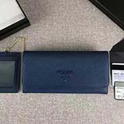 PRADA新款女士翻蓋錢夾 專柜新同色標志 經典之作 配鏈條和兩個信用卡插袋的可拆卸證章夾 官網同步 1MH132 寶藍同色標志 意大利高等原單十字紋牛皮質感極好 長18.7cm高9.5cm