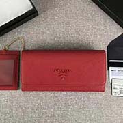 PRADA新款女士翻蓋錢夾 專柜新同色標志 經典之作 配鏈條和兩個信用卡插袋的可拆卸證章夾 官網同步 1MH132 大紅同色標志 意大利高等原單十字紋牛皮質感極好 長18.7cm高9.5cm