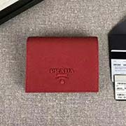 PRADA爆款女士短夾 專柜新同色標志 官網(wǎng)同步 1MV204 大紅同色標志 意大利高等原單十字紋牛皮質感極好 長11.2cm高8.5cm