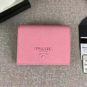 PRADA爆款女士短夾 專柜新同色標志 官網同步 1MV204 櫻花粉同色標志 意大利高等原單十字紋牛皮質感極好 長11.2cm高8.5cm