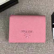 PRADA爆款女士短夾 專柜新同色標志 官網(wǎng)同步 1MV204 櫻花粉同色標志 意大利高等原單十字紋牛皮質感極好 長11.2cm高8.5cm