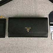 PRADA經典爆款女士翻蓋錢夾 配鏈條和兩個信用卡插袋的可拆卸證章夾 官網同步 1MH132 黑色散字嘜 意大利高等原單十字紋牛皮質感極好 進口鍍金金屬五金配件 長18.7cm高9.5cm