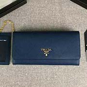 PRADA經典爆款女士翻蓋錢夾 配鏈條和兩個信用卡插袋的可拆卸證章夾 官網同步 1MH132 寶藍散字嘜 意大利高等原單十字紋牛皮質感極好 進口鍍金金屬五金配件 長18.7cm高9.5cm