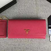 PRADA經(jīng)典爆款女士翻蓋錢夾 配鏈條和兩個(gè)信用卡插袋的可拆卸證章夾 官網(wǎng)同步 1MH132 玫紅散字嘜 意大利高等原單十字紋牛皮質(zhì)感極好 進(jìn)口鍍金金屬五金配件 長(zhǎng)18.7cm高9.5cm