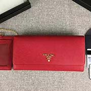 PRADA經典爆款女士翻蓋錢夾 配鏈條和兩個信用卡插袋的可拆卸證章夾 官網同步 1MH132 大紅散字嘜 意大利高等原單十字紋牛皮質感極好 進口鍍金金屬五金配件 長18.7cm高9.5cm