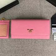 PRADA經典爆款女士翻蓋錢夾 配鏈條和兩個信用卡插袋的可拆卸證章夾 官網同步 1MH132 櫻花粉散字嘜 意大利高等原單十字紋牛皮質感極好 進口鍍金金屬五金配件 長18.7cm高9.5cm