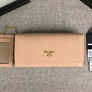PRADA經(jīng)典爆款女士翻蓋錢夾 配鏈條和兩個信用卡插袋的可拆卸證章夾 官網(wǎng)同步 1MH132 裸粉散字嘜 意大利高等原單十字紋牛皮質(zhì)感極好 進口鍍金金屬五金配件 長18.7cm高9.5cm