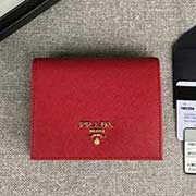 PRADA經典爆款女士短夾 1MV204 大紅散字嘜 意大利高等原單十字紋牛皮質感極好 進口鍍金金屬五金配件 長11.2cm高8.5cm