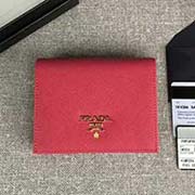 PRADA經典爆款女士短夾 1MV204 玫紅散字嘜 意大利高等原單十字紋牛皮質感極好 進口鍍金金屬五金配件 長11.2cm高8.5cm