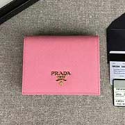 PRADA經典爆款女士短夾 1MV204 櫻花粉散字嘜 意大利高等原單十字紋牛皮質感極好 進口鍍金金屬五金配件 長11.2cm高8.5cm