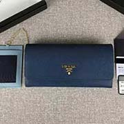 PRADA新款女士翻蓋錢夾 彩色皮革襯里 配鏈條和兩個信用卡插袋的可拆卸證章夾 官網同步 1MH132 寶藍天藍散字嘜 意大利高等原單十字紋牛皮質感極好 進口鍍金金屬五金配件 長18.7cm高9.5c