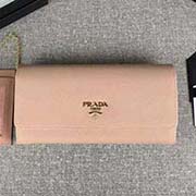 PRADA新款女士翻蓋錢夾 彩色皮革襯里 配鏈條和兩個信用卡插袋的可拆卸證章夾 官網(wǎng)同步 1MH132 豆沙色裸粉散字嘜 意大利高等原單十字紋牛皮質感極好 進口鍍金金屬五金配件 長18.7cm高9.5