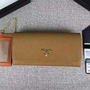 PRADA新款女士翻蓋錢夾 彩色皮革襯里 配鏈條和兩個信用卡插袋的可拆卸證章夾 官網同步 1MH132 焦糖色日光黃散字嘜 意大利高等原單十字紋牛皮質感極好 進口鍍金金屬五金配件 長18.7cm高9.