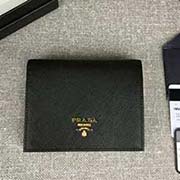 PRADA爆款女士短夾 彩色皮革襯里 專柜新款式 官網(wǎng)同步 1MV204 黑色玫紅色散字嘜 意大利高等原單十字紋牛皮質(zhì)感極好 進口鍍金金屬五金配件 長11.2cm高8.5cm