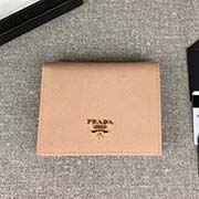 PRADA爆款女士短夾 彩色皮革襯里 專柜新款式 官網(wǎng)同步 1MV204 豆沙色裸粉色散字嘜 意大利高等原單十字紋牛皮質(zhì)感極好 進(jìn)口鍍金金屬五金配件 長11.2cm高8.5cm