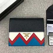 PRADA爆款女士短夾 專柜新款式 官網同步 1MV204 深藍拼色散字嘜 意大利高等原單十字紋牛皮質感極好 進口鍍金金屬五金配件 長11.5cm高9.5cm