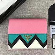 原單代買(mǎi)級(jí) PRADA爆款女士短夾 專柜新款式 官網(wǎng)同步 1MV204 櫻花粉拼色散字嘜 意大利高等原單十字紋牛皮質(zhì)感極好 進(jìn)口鍍金金屬五金配件 長(zhǎng)11.5cm高9.5cm