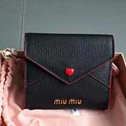 MIUMIU 新品 5MH014專柜新LOVE愛心系列錢包 三折信封短款錢夾多層卡位 百元大鈔無須折疊可直放 背面拉鏈設計 設計實用又時尚里外進口牛皮山羊紋 內壓198A size 11 2 9.5