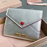 MIUMIU 新品 5MH014專柜新LOVE愛心系列錢包 三折信封短款錢夾多層卡位 百元大鈔無須折疊可直放 背面拉鏈設計 設計實用又時尚里外進口牛皮山羊紋 內壓198A size 11 2 9.5