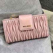MIUMIU 專柜新系列錢包 5ML015 里外都是高等進(jìn)口小羊皮 經(jīng)典提花壓紋 內(nèi)里多層卡位 中間拉鏈小隔層 百元大鈔無須折疊 可直放 實(shí)用又時尚 size 16.5X9X3cm