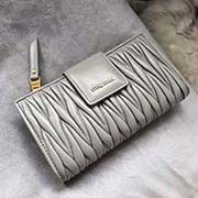 MIUMIU 專柜新系列錢包 5ML015 里外都是高等進(jìn)口小羊皮 經(jīng)典提花壓紋 內(nèi)里多層卡位 中間拉鏈小隔層 百元大鈔無須折疊 可直放 實(shí)用又時(shí)尚 size 16.5X9X3cm