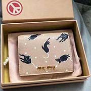 MIUMIU 口袋小錢包 pocket wallet 專柜新款小錢夾今年fashion的印花設計 5MV204 里外都是進口高等牛皮山羊紋 內壓197A 百元鈔銀行卡硬幣零錢通通可以收入其中 siz