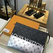 M63039 拼接白色絲印 亮相2018春夏時裝秀的系列出自男裝藝術總監Kim Jones之手的新式Monogram花紋極具特色 創意十足 Pochette Voyage中號手袋為傳統Monogram