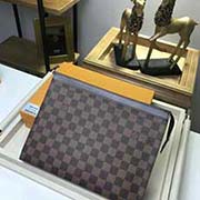 N41696 咖 由全新標志性黑灰Monogram Eclipse帆布裁制而成 風格硬朗的全新Pochette Voyage中號手袋可輕松收納個人畢備物品26x20x5cm
