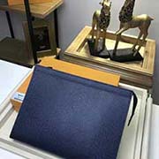 M30677 蘭色 小巧而時(shí)髦的Pochette Voyage中號(hào)手袋采用Taiga皮革材質(zhì) 功能多樣 既可作為旅行袋放于包中 亦可持于手中 展現(xiàn)時(shí)尚風(fēng)格 寬敞的包內(nèi)空間加上撐板設(shè)計(jì) 方便取用私人畢備